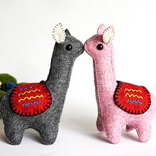 Dadanoias - Woolen Heart Creatures - Juguetes Handmade. To, and Design project by Marta Castro - 10.01.2016
