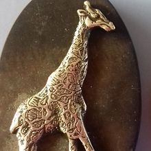 Grabados a buril sobre base de ébano. Relieve de animales.. Un projet de Artisanat , et Design de bijoux de Rebeca Garcia Gutierrez - 28.04.2017