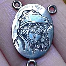 Grabado a buril sobre chapa de o. amarillo.. Un projet de Artisanat , et Design de bijoux de Rebeca Garcia Gutierrez - 28.04.2017