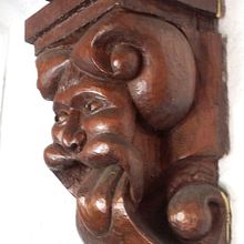 Talla en madera de pino teñida.. Un projet de Artisanat , et Design de bijoux de Rebeca Garcia Gutierrez - 28.04.2017