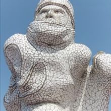 Monumento al Capitan Scott diseñado por Jonathan Williams. He tallado el  porex y revestido de mosaicos. Fue inaugurado por la Princesa Ana de Inglaterra en 2003 y lo podéis visitar en la bahía de Cardiff.. Un progetto di Scultura di Rafa Zabala - 13.05.2017