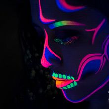 NEON COLORS SKULL. Street Art, Fine Arts, Art Direction, Character Design, Photograph, Painting, Photograph, Post-production, and Photo Retouching project by Paola Villalba - 05.20.2017