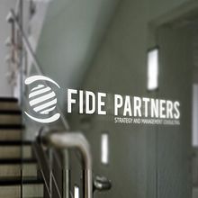 Diseño imagen corporativa y sitio web Fide Partners. Un proyecto de Br, ing e Identidad, Diseño y Diseño Web de Cecilia O'Donnell - 05.11.2015