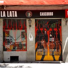 "Llamas (y te abren)", para festival C.A.L.L.E. Lavapiés y bar La Lata. Un projet de Architecture, Art urbain, Artisanat, Beaux Arts, Design , Événements, Pa , et sagisme de Sonia de Viana - 11.07.2017