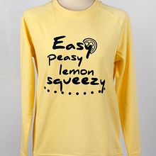 Sudadera amarilla. Design, Product Design, Graphic Design, T, and pograph project by Marta Gutiérrez González - 06.12.2017