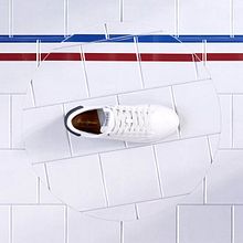 Pepe Jeans - This is not a shoe (director’s cut). Een project van 3D, Animatie,  Br, ing en identiteit, Film, video en televisie, Creatieve consultanc,  Art direction,  Ontwerp, Schoenenontwerp, Grafisch ontwerp,  Scenografie, Fotografie, Marketing, Motion Graphics,  Muziek, Fotografische postproductie, Audiovisuele productie,  Reclame, Retoucheren van foto's, Geluidsontwerp y  Video van offbeat estudio - 13.09.2017