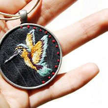 Bordado a mano de colibrí . Un progetto di Product design e Ricamo di Chris León - 09.12.2017