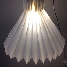 Lámpara de Origami: Lámpiluz. Projekt z dziedziny 3D, Architektura wnętrz, Craft, Projektowanie oświetlenia i Projektowanie produktowe użytkownika Selma Malhadas - 19.10.2017