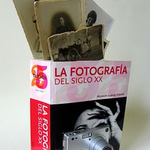 Fotografía del siglo XX (2015. Libro de artista, libro intervenido). Un projet de Artisanat de Sonia de Viana - 05.08.2015