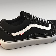Vans of the Wall Trainers. Un proyecto de 3D, Diseño de calzado, Diseño de complementos, Diseño de juguetes y Diseño de producto de Ivan Gosp - 17.11.2017