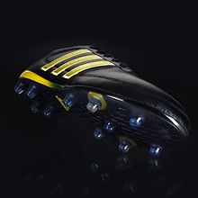 Foto Bodegón Botas de Fútbol Neon. Un proyecto de Fotografía de Salvador Fernández Jordan - 04.10.2017