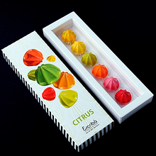 Diseño de packaging de bombones Citrus para la firma Escribà 1906. Un proyecto de Br, ing e Identidad, Dirección de arte, Diseño, Diseño gráfico, Packaging y Retoque fotográfico de jordi ferrandiz - 07.12.2017