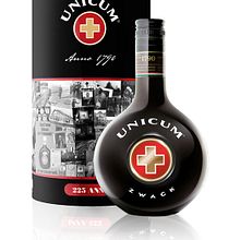 Design for the 225 anniversary Unicum limited bottle.. Un projet de Design  , et Design graphique de Flavio Ventre - 19.09.2015