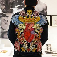 Costumización de trucker para Levis . Un progetto di Artigianato, Belle arti, Design di accessori e Illustrazione tradizionale di Javier Navarro Romero - 09.09.2017