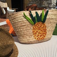 Cesto antiguo de paja con piña bordada para ir a la playa. Design project by Isabel Gutierrez Diaz - 04.29.2018