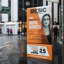 Mupi ESIC Valencia "Digital Business" 2018. Un progetto di Graphic design di Adrián Hevia - 17.01.2018