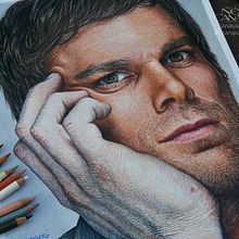 Michael C. Hall (Dexter) en lápices de colores. Traditional illustration, Pencil Drawing, Portrait Drawing, Realistic Drawing, Drawing, Artistic Drawing, Colored Pencil Drawing, and Figure Drawing project by Néstor Canavarro - 02.11.2018