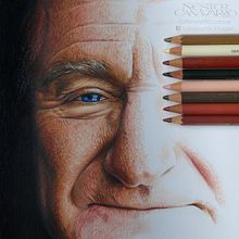 Robin Williams en Lápices de Colores. Traditional illustration, Pencil Drawing, Drawing, Fine Arts, Portrait Drawing, Colored Pencil Drawing, Realistic Drawing, and Artistic Drawing project by Néstor Canavarro - 02.11.2018