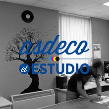 ASDECO el Estudio. Een project van  Ontwerp, Redactioneel ontwerp, Grafisch ontwerp, Webdesign, Vectorillustratie y Social media van Jairo AG - 24.02.2018