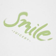 Imagen corporativa y Packaging para la nueva marca de zumos ecológicos Smile Juicery. Un proyecto de Br, ing e Identidad, Caligrafía, Dirección de arte, Diseño gráfico, Lettering y Packaging de Meritxell Calvo - 28.02.2015