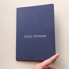 Cielo Errante. Esta es la publicación que hemos diseñado para la exposición "Cielo Errante" de Marina Núñez. Una muestra comisariada por Susi Blas, para el Museo Juan Barjola. Es un libro de artista impreso sobre papel print mate reciclado.. Fine Arts, Design, Editorial Design, and Graphic Design project by Claudia Ospina - 03.14.2018