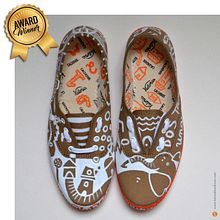 Zapatillas ilustradas. Design, Traditional illustration, Character Design, Product Design, Shoe Design, Creativit, Drawing, Product Photograph, and Fashion Photograph project by Taína Almodóvar - 04.24.2018