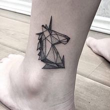 Unicornio geometrico Tattoo. Un proyecto de Bellas Artes de Sergio Romero - 27.04.2018