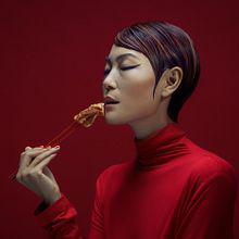 Vuelve el torrezno. Art Direction, Poster Design, Character Design, Graphic Design, Photograph, and Packaging project by Héctor Rodríguez - 01.01.2018