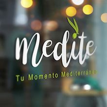 Proyecto de logotipo para un Gastrobar en Murcia de cocina mediterránea. El diseño del logotipo se basa en una tipografía desenfadada, rítmica y de fuerte personalidad que lleva en sí misma todo el peso de la identidad corporativa.. Un projet de Br, ing et identité, Design graphique , et Design  de Alejandro Prieto Jaime - 05.05.2018
