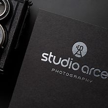 Diseño de logotipo para Studio Arce, un estudio de fotografía y video madrileño especializado en bodas y prebodas. El logo se construye a partir de las iniciales “S+A” colocadas de tal forma que recuerdan la silueta de una cámara sostenida por un trípode.. Br, ing, Identit, Design, and Graphic Design project by Alejandro Prieto Jaime - 05.14.2018