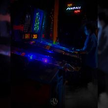 "Play Pinball Here". Poster Design, Photograph, Marketing, and Advertising project by Alejandro Martínez Muñoz - 05.06.2018