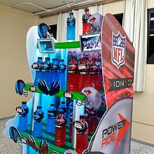 Punto de góndola Power Ade 2016 . Proiectarea și fabricarea mobilierului, Design grafic și Publicitate de Mangel Squin - 07.03.2018