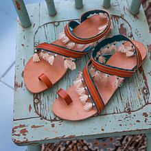 Mis primeras sandalias. Un progetto di Artigianato e Design di scarpe di Laura - 28.06.2017