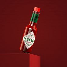 Tabasco souce. Un proyecto de 3D, Diseño, Diseño de producto, Fotografía, Modelado 3D, Packaging y Publicidad de Francisco Cabezas - 17.07.2018