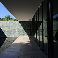 Reflejos y Simetría | Pabellón Barcelona.. Un proyecto de Arquitectura y Fotografía de Luisa Yasmin Sudriá - 26.07.2018