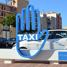 Parada de taxi - Tram El Campello. Architecture, Creativit, Art Direction, Design, Street Art, Graphic Design, Design Management, Audiovisual Production, and Signage Design project by Araceli Ruiz - 08.01.2014