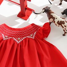Vestidos de bebé para San Fermín. Product Photograph project by Cristina Arellano García - 08.31.2018