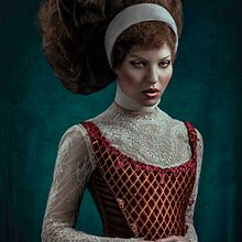 Royalty. Un projet de Direction artistique, Conception d'éclairage, Conception de personnages, Conception éditoriale, Scénographie, Photographie, Photographie de mode, Photographie de portrait , et Retouche photographique de Mikeila Borgia - 01.07.2018