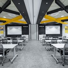 DISEÑO AULAS CATERPILLAR MÁLAGA Ein Projekt aus dem Bereich Architektur, Innenarchitektur, Br, ing und Identität, Design und Innendesign von DIKA estudio - 05.10.2018