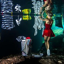 WASHING CLOTHES UNDERWATER. Un progetto di Fotografia di Hernan Santiago - 29.10.2018