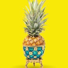 Fabergé Pińa. Een project van  Concept art,  Creativiteit,  Ontwerp, Grafisch ontwerp, Digitale illustratie,  Reclame y Retoucheren van foto's van Ángel Aguilar - 29.10.2018