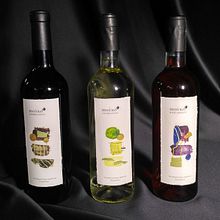 Diseño etiquetas. Design, Graphic Design, Traditional illustration, and Packaging project by Laya Garcia Gil - 10.30.2018