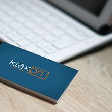 Imagen corporativa - Klaxon Global Media. Un progetto di Br, ing, Br, identit, Direzione artistica e Design di loghi di Sergi Rigol - 12.11.2018