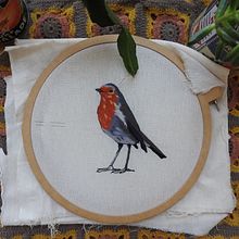 Del curso "Pintar con hilo: técnicas de ilustración textil" mi Petirrojo.... Un proyecto de Bordado de Milena Correa - 09.12.2018