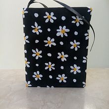Encuadernación en tela con flores . Un proyecto de Diseño de complementos, Encuadernación, Diseño de vestuario, Artesanía, Creatividad, Diseño y Bellas Artes de Daniela Rodriguez - 22.11.2018