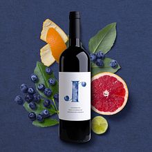 murum, vino de Ávila Ein Projekt aus dem Bereich 3D, Bildende Künste, Skizzenentwurf, Br, ing und Identität, Kreativität, Webentwicklung, Design, Logodesign, Produktdesign, Grafikdesign, Webdesign, Traditionelle Illustration und Verpackung von Lola Téllez - 11.01.2019