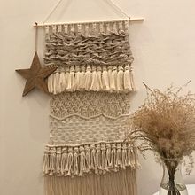 Mi primer tapiz ;)  Me he centrado en aprender a hacer bien los nudos, en el siguiente daré rienda suelta a mi imaginación. Gracias por este gran curso, espero que pronto esté disponible el segundo nivel. Saludos!!!. Un progetto di Artigianato e Creatività di andreagz_7 - 29.01.2019