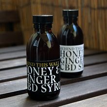 Labels for a small CBD Syrup collection by Behind This Wall, London.. Br, ing e Identidade, Design gráfico, e Packaging projeto de David Matos - 01.01.2019