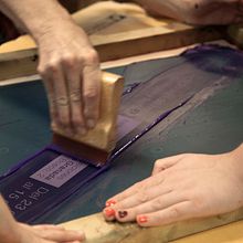 Diseño para exposición de arte textil . Scrisori & Imprimare serigrafică de Yuma Montes - 02.19.2019