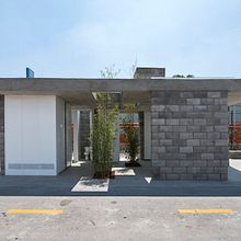 Baños públicos y kioskos en la Ciclopista Central. Een project van Architectuur van Isabel Martínez - 01.05.2015